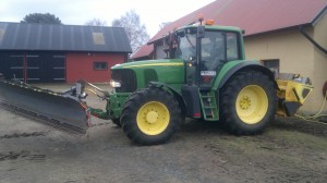 Traktorn med Holms 3,20 + Optimal Sandspridare1300L